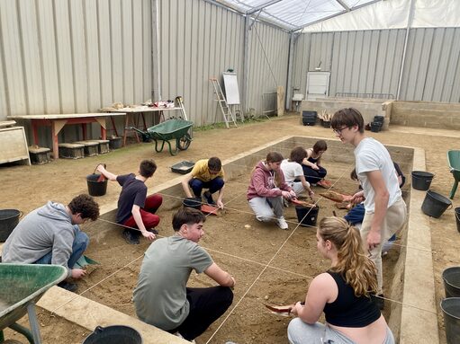 En activité de fouilles G1.jpg